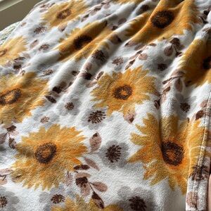 Soft Sunflower Print Plush Throw Blanket - White & Yellow